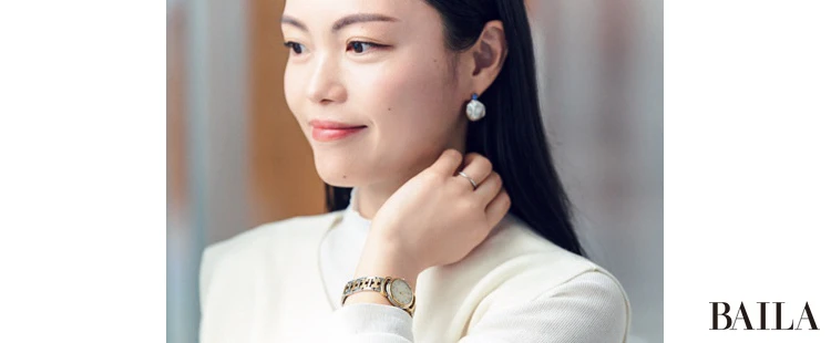 バロックパールピアスやお気に入りの時計など、気分の上がる小物を