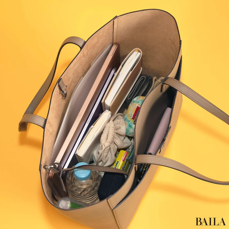 ローレン ラルフ ローレン ペブルド レザー ラージ Cameryn トート バッグ 収納力 通勤グッズをバッグに入れた様子