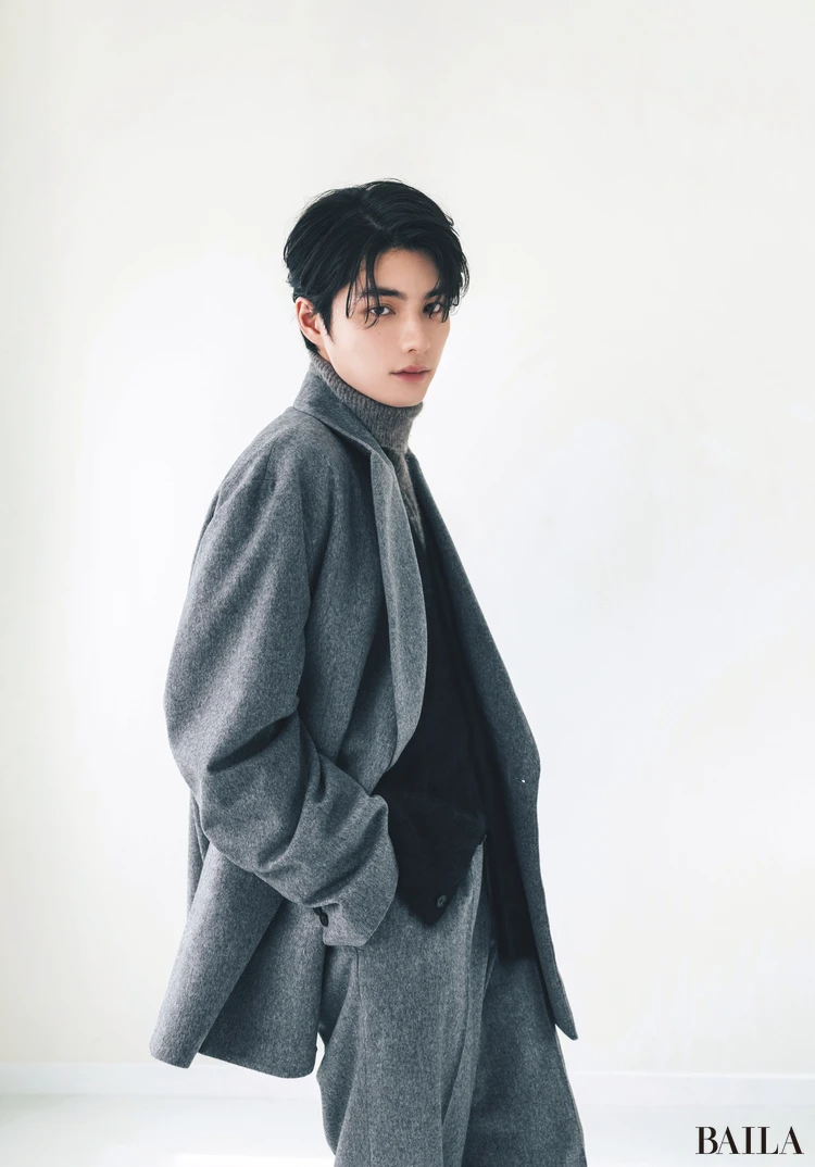 ティファニーのジュエリーをまとった中島健人さん