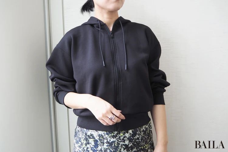 【結論】軽やかさと上質感を兼ね備えた万能パーカ