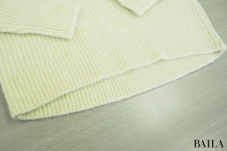 身長162cm ユニクロ フラッフィVネックセーター オフホワイト Mサイズ  正面 裾アップ