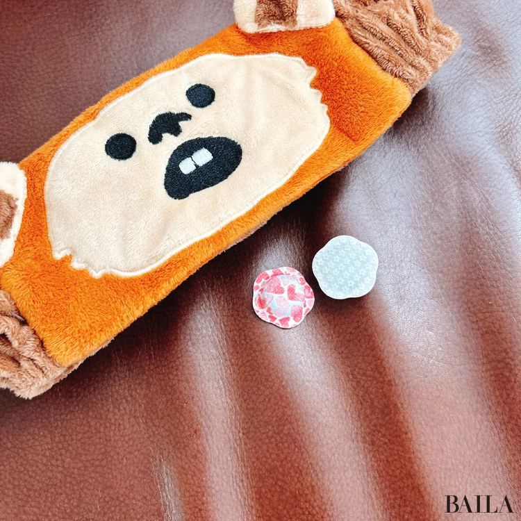 RelaxQのほっとイヤリングを開封したところ、ヘアバンドを添えて