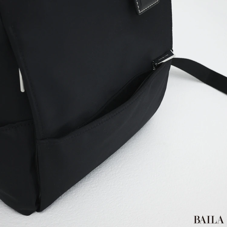 マイケル・コース　リュック　フロントのファスナー付きポケット