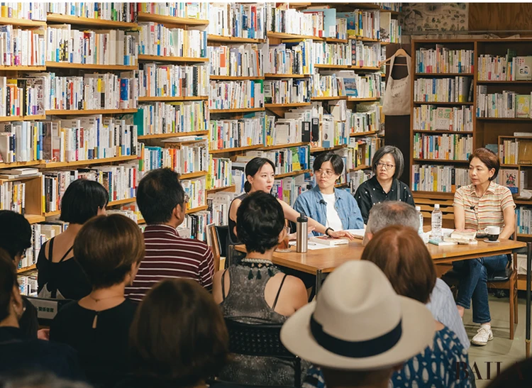左から英語版翻訳家リン・キンさん、楊双子さん、この日通訳を務めた「太台本屋 tai-tai books」代表の金森エリーさん、日本語版翻訳者の三浦裕子さん。