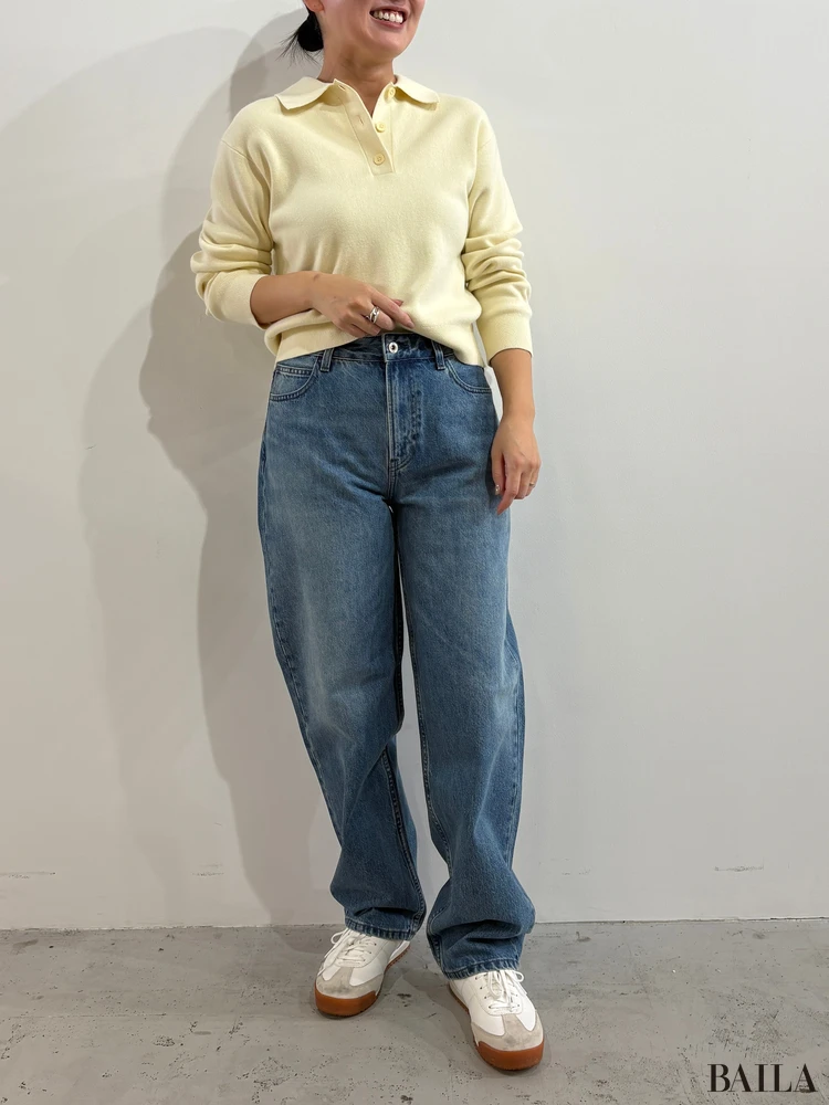 スムースコットンポロセーター（￥3990）、バギージーンズ（￥4990）