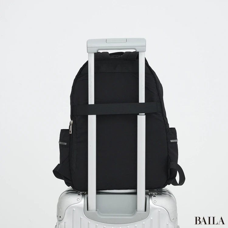 カシュカシュ リュック キャリーケースのハンドルにセットした様子