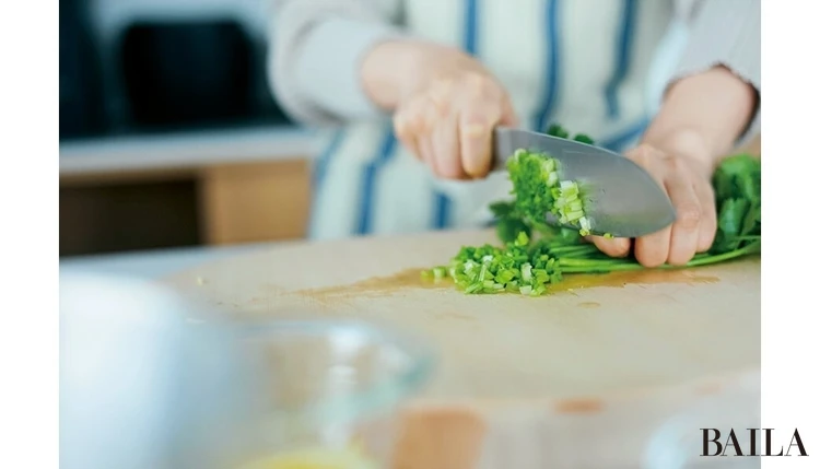 パクチーを刻む