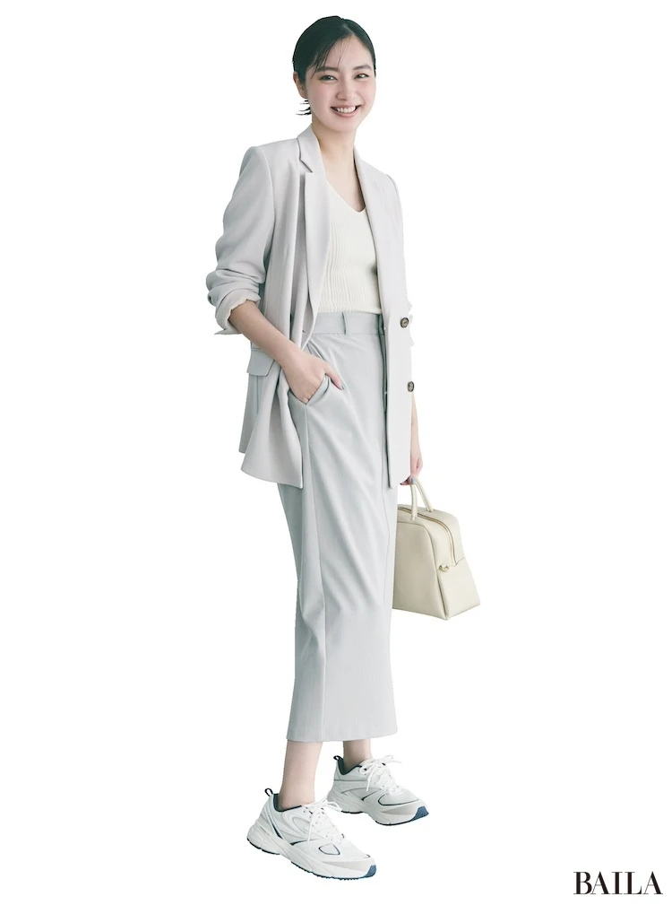 知的なスカートはスポーティな一足でキレよく仕上げて