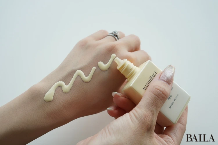 マキアージュ ドラマティックスキンセンサーベース NEO イエローを手の甲に伸ばした写真