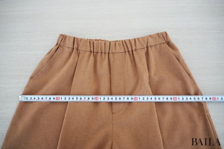 パンツのヒップ（ポケットのつけ根の幅）：約47cm