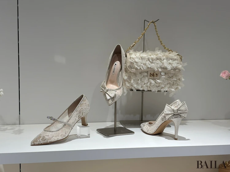 ダイアナのパンプスとバッグ