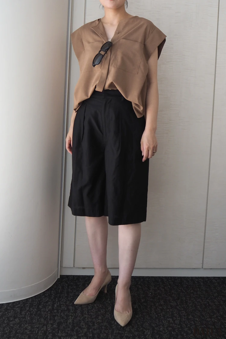 トレンドのショートパンツを取り入れたキレイめコーデ