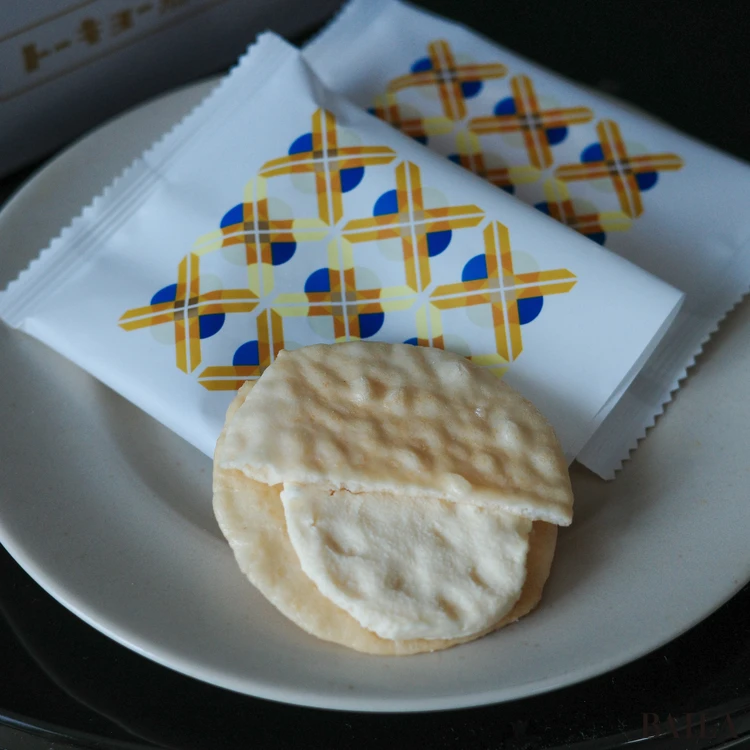 トーキョー煎餅の煎餅サンド「チーズメープル」の中身