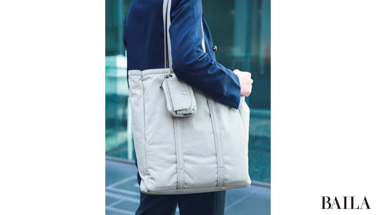 PCを持ち歩くためバッグは軽量かつ自立するナイロントートを