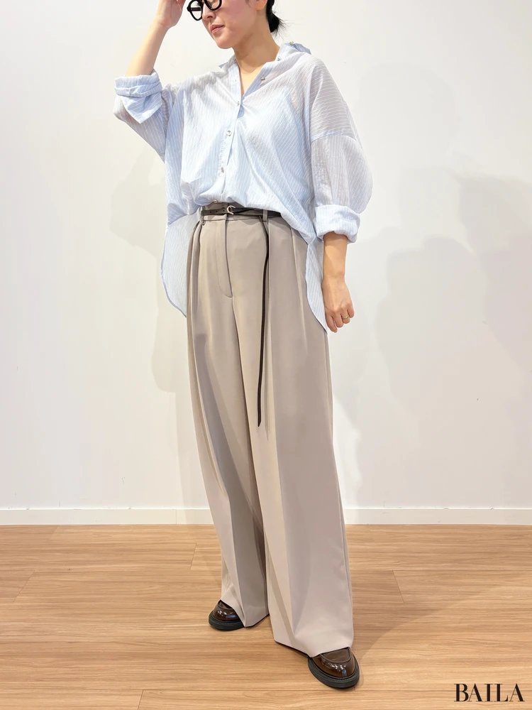 シアーメタルボタンシャツ￥8990・ナローロングベルト・ボリュームソールローファー￥4990・トリアセブレンド2タックワイドパンツ￥15000・