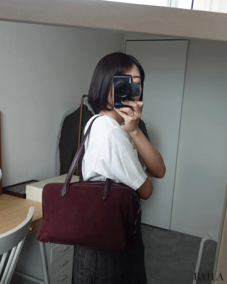 トゥティエのバッグを持った様子