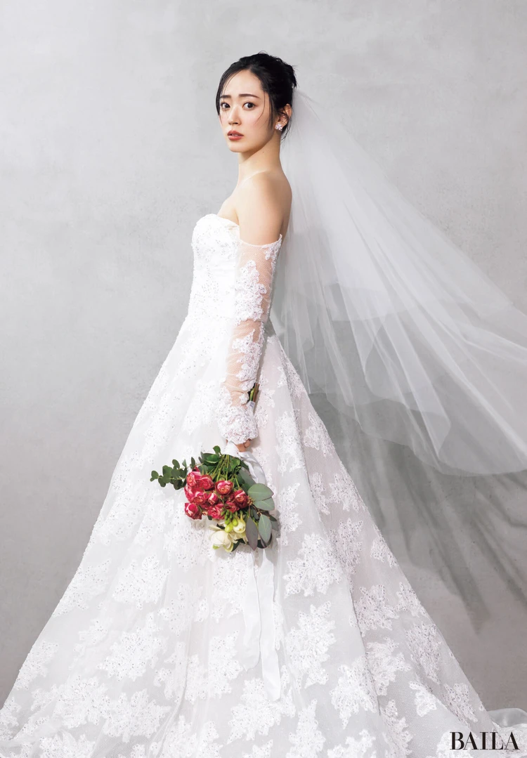 リング（上）「エステル」（Pt×ダイヤモンド0.3ct〜）￥665500〜・（下）「エステル マリッジリング」（Pt）￥401500・イヤリング（WG×ダイヤモンド）￥2930400／ヴァン クリーフ＆アーペル ル デスク（ヴァン クリーフ＆アーペル）　ドレス（レンタル）￥649000（ニコル・フェリシア）・ベール（販売）￥7700／ミラー ミラー 丸の内