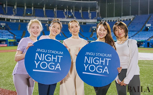 充実したひとときの余韻を胸に、インスト ラクターの沙緒里先生と記念撮影。メンバ ーの表情から、大満足の時間が伝わります。