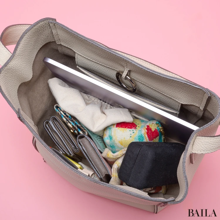 エポイ リツティー ワンショルダーバッグ 収納力 通勤グッズをバッグに入れた様子