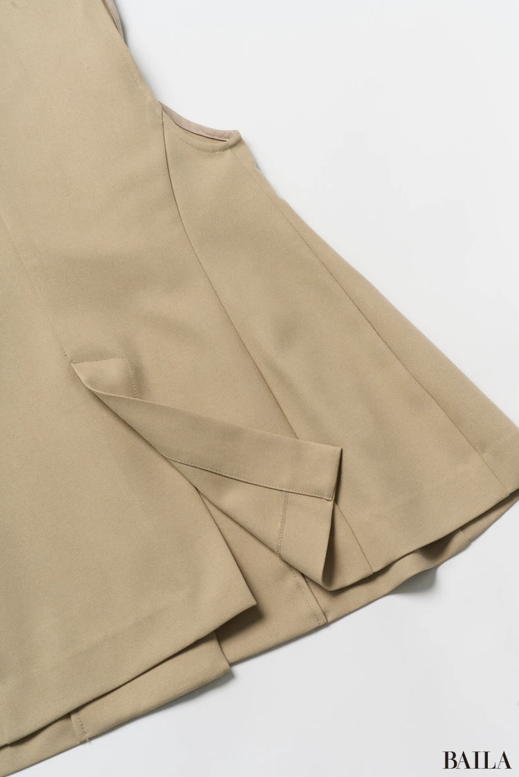 スリット：フレアになる部分に近い位置から入っている