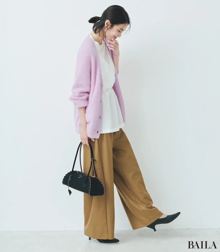 シンプルなカーディガン使いは、アクセントにキャミを合わせて脱・単調