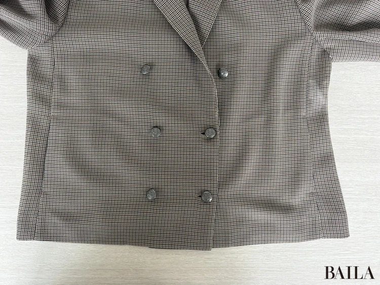 デザイン：ダブルブレスト×シアー素材が、トラッドを軽やかに