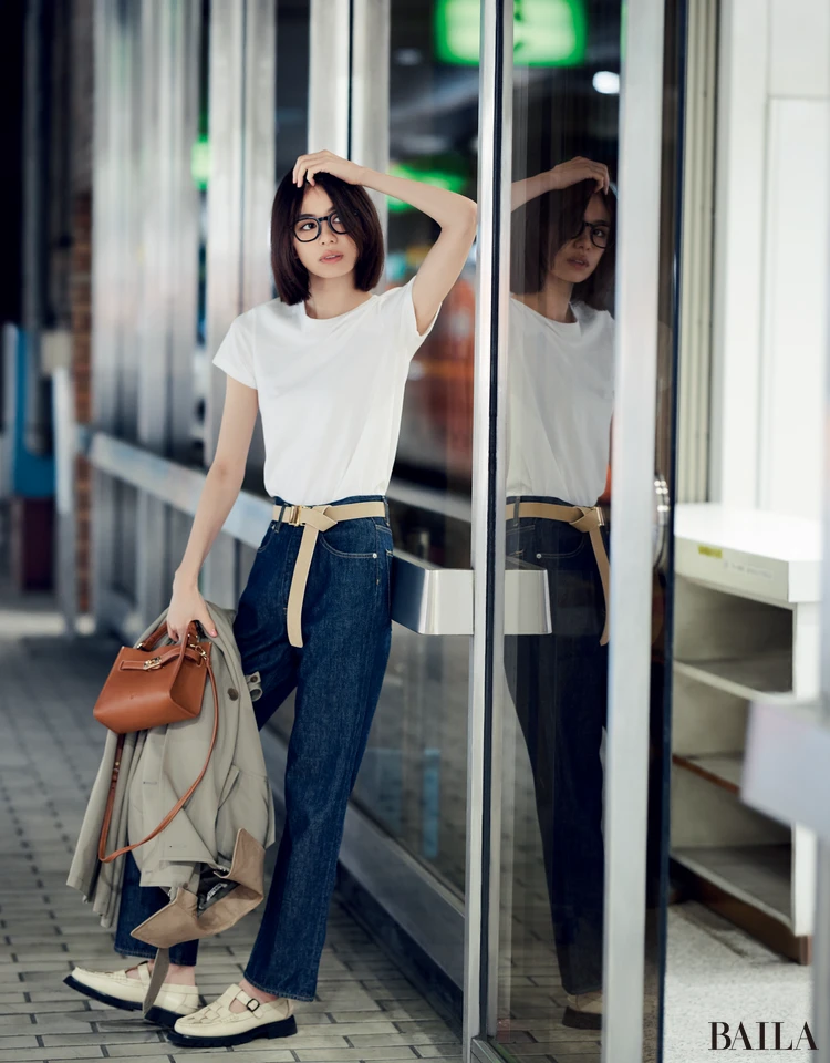 佐藤晴美 オーラリーのTシャツコーディネート