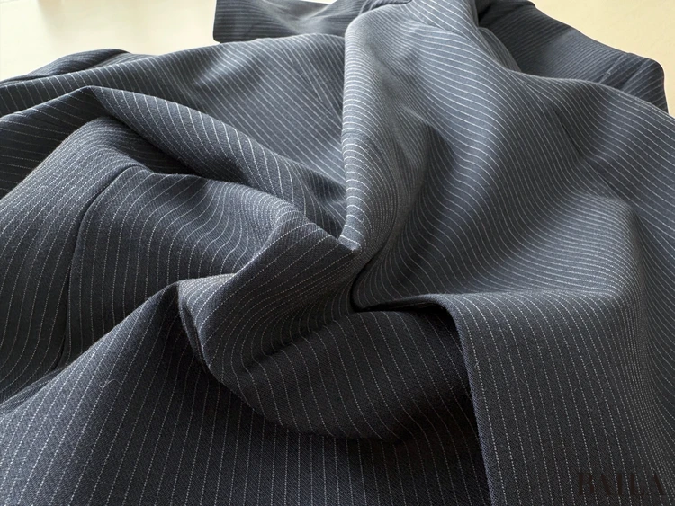 質感：なめらかで落ち感あり。ダブルでも軽やか