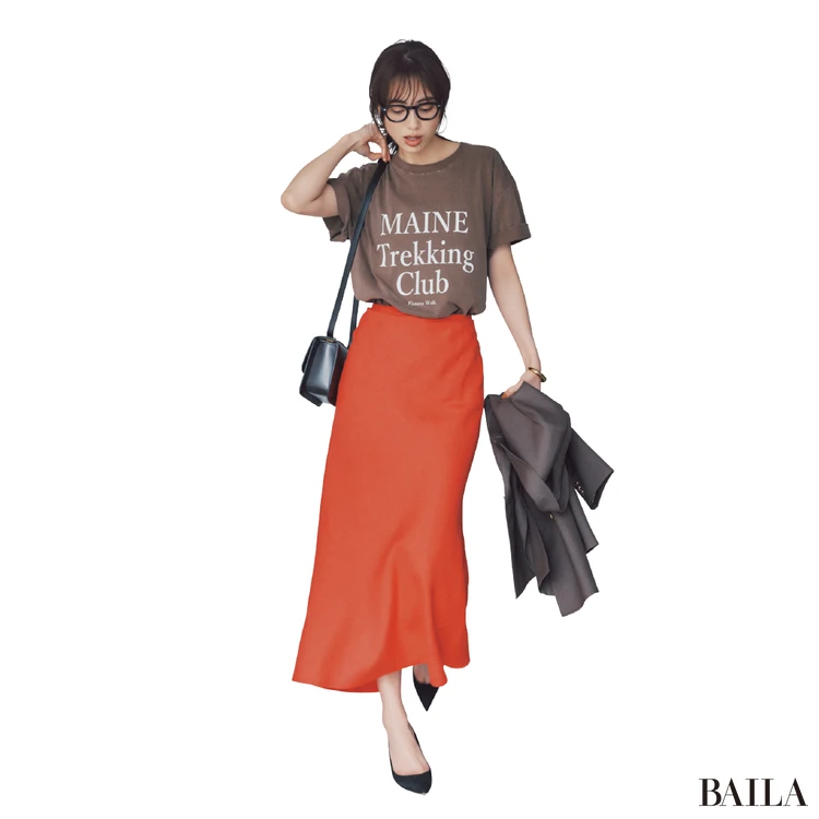 コケティッシュな赤×ブラウンがきれいめカジュアルを目新しく【BAILA今日のコーデ】