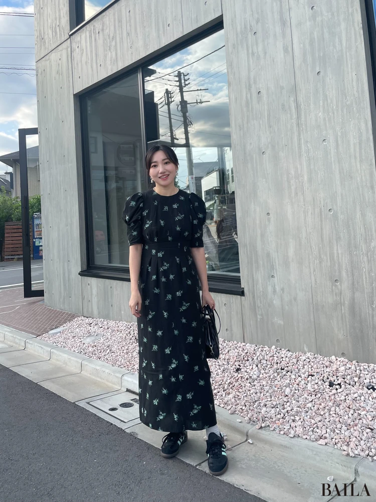 【2026年】20代・30代のおしゃれ読者 「スニーカーコーデ」12選。アディダス、ナイキ、ニューバランス…抜け感コーデから通勤まで。_10