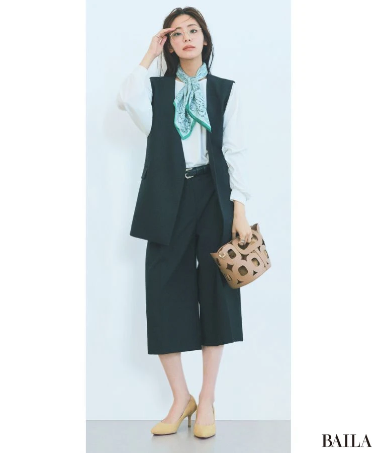 まじめに見えがちな黒ジレをスカーフ使いでフレッシュに