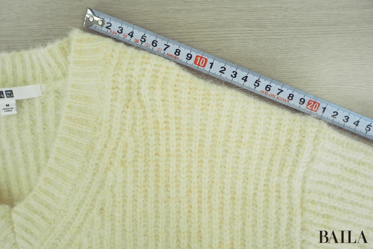 肩（襟〜切り替え部分）：約21cm　身長162cm ユニクロ フラッフィVネックセーター オフホワイト Mサイズ  正面 サイズ感