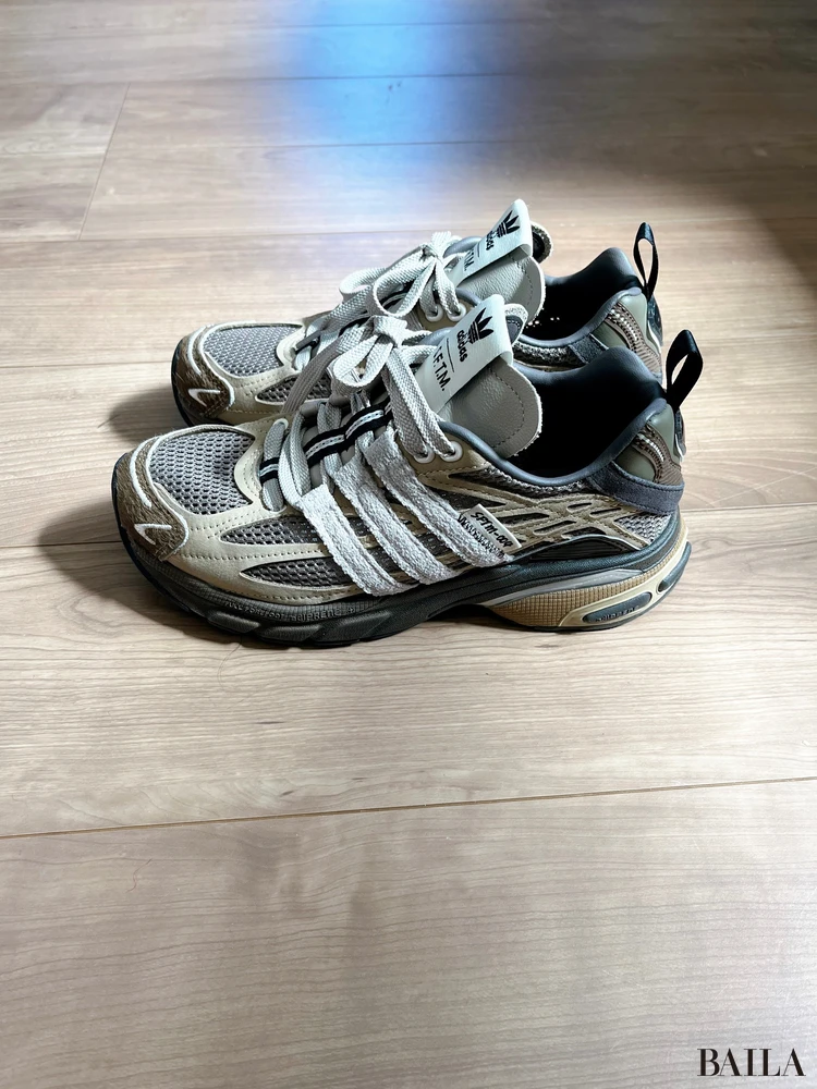 addidas(アディダス)のスニーカーを横から