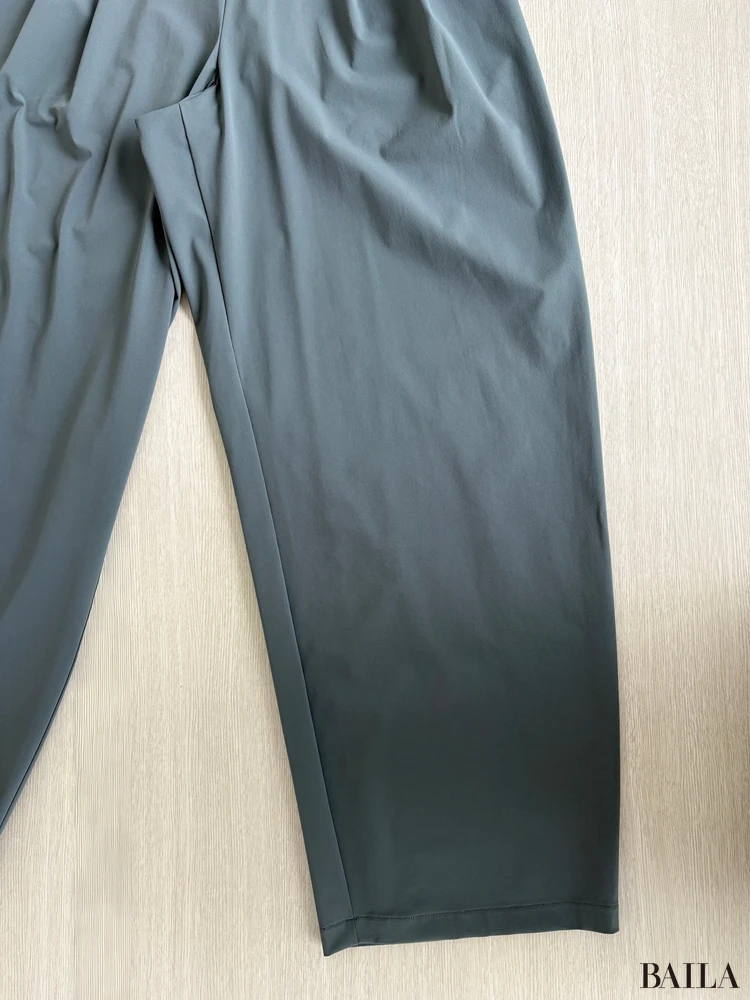 デザイン：タック入りワイドで今っぽいシルエット