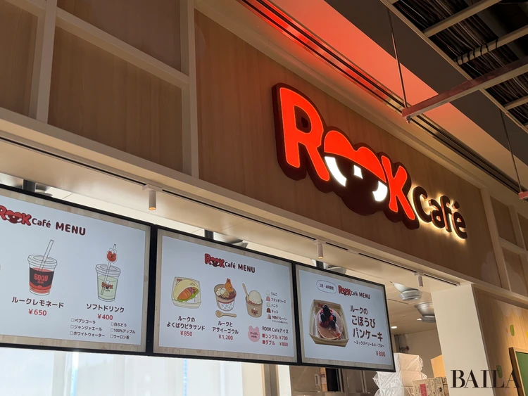 【TOYOTA ARENA TOKYO】ROOK Cafeの看板とメニューを撮影した様子。