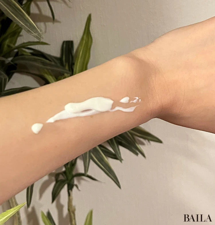 リサージ UVプロテクターパーフェクトNを手の甲に伸ばした写真