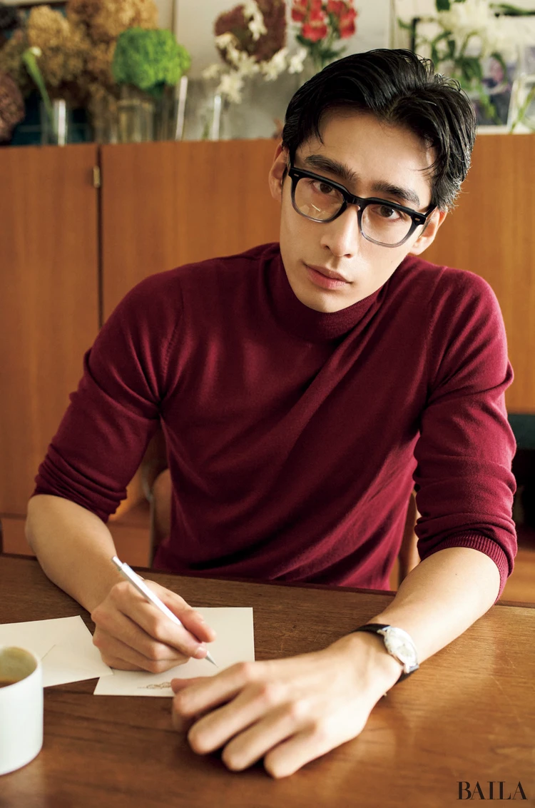 手紙を書く濱尾ノリタカさん