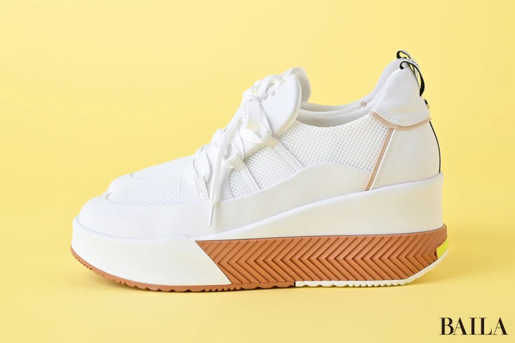 LANVIN en Bleu(ランバン オン ブルー) レースアップスニーカー サイドから見た様子