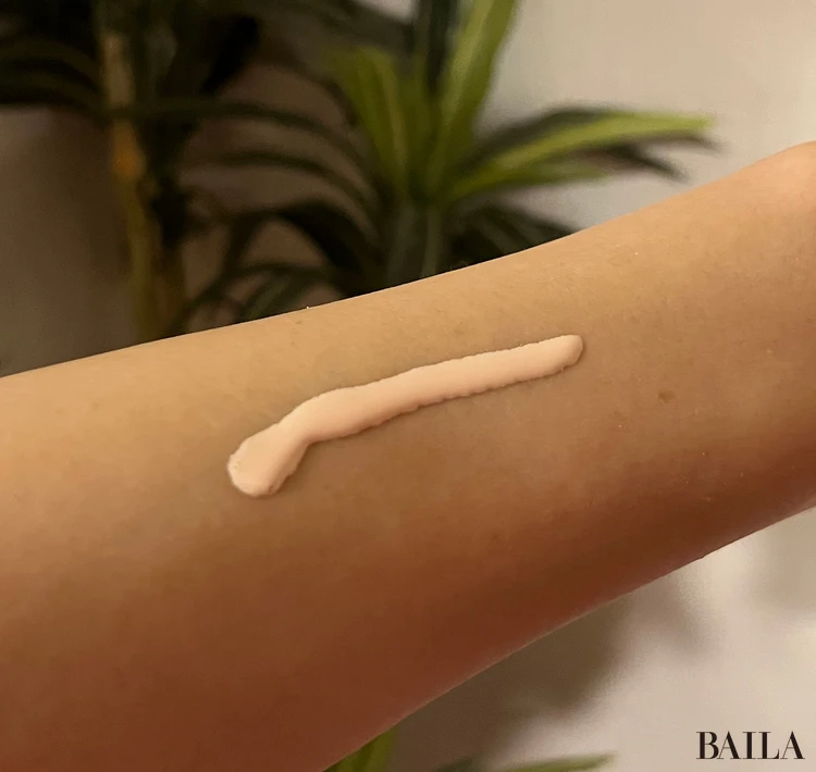 コーセー メイク キープ プライマー UVを手の甲に伸ばした写真