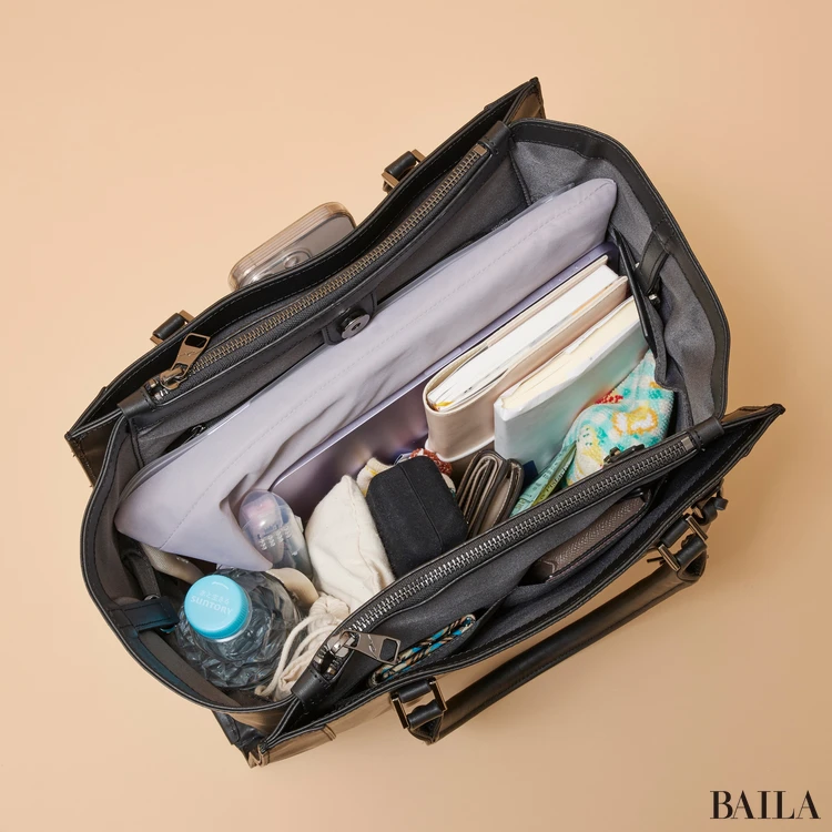 ダブルアンド デイナイト グルマンキー レザートート 収納力 通勤グッズをバッグに入れた様子