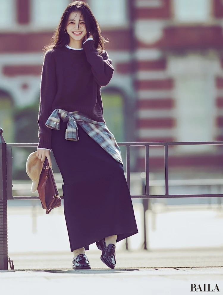 休日ムードの抜け感ニットを端正な黒ローファーで最上級に格上げ