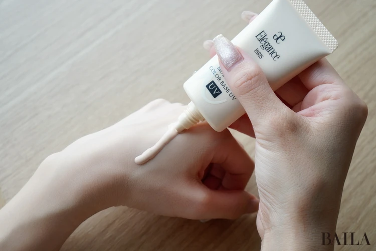 エレガンス モデリング カラーベース UV BE992を手の甲に伸ばした写真