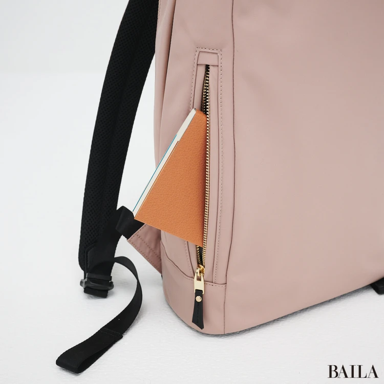 ダイアナ　リュック　フロントのファスナー付きポケット左側