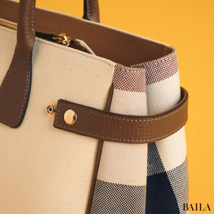 ブルーレーベル・クレストブリッジ ロゴプリントハトメトート スナップボタンの寄り画像