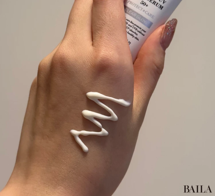 エトヴォス ミネラルUVアクアセラム50+を手の甲に伸ばした写真