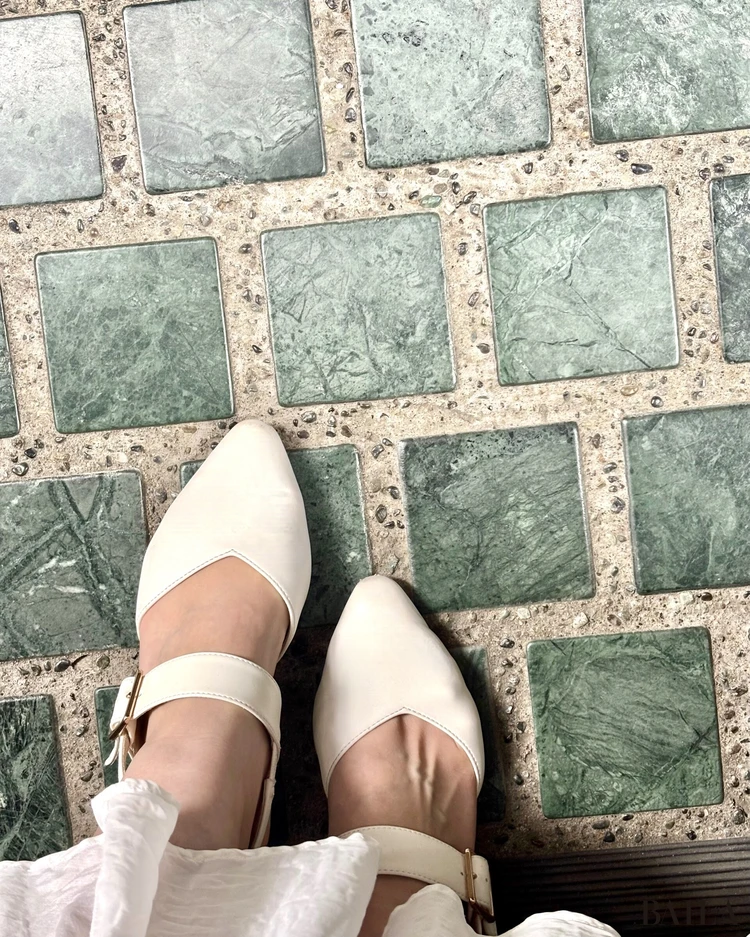 買った靴が痛い　イメージ　靴擦れ