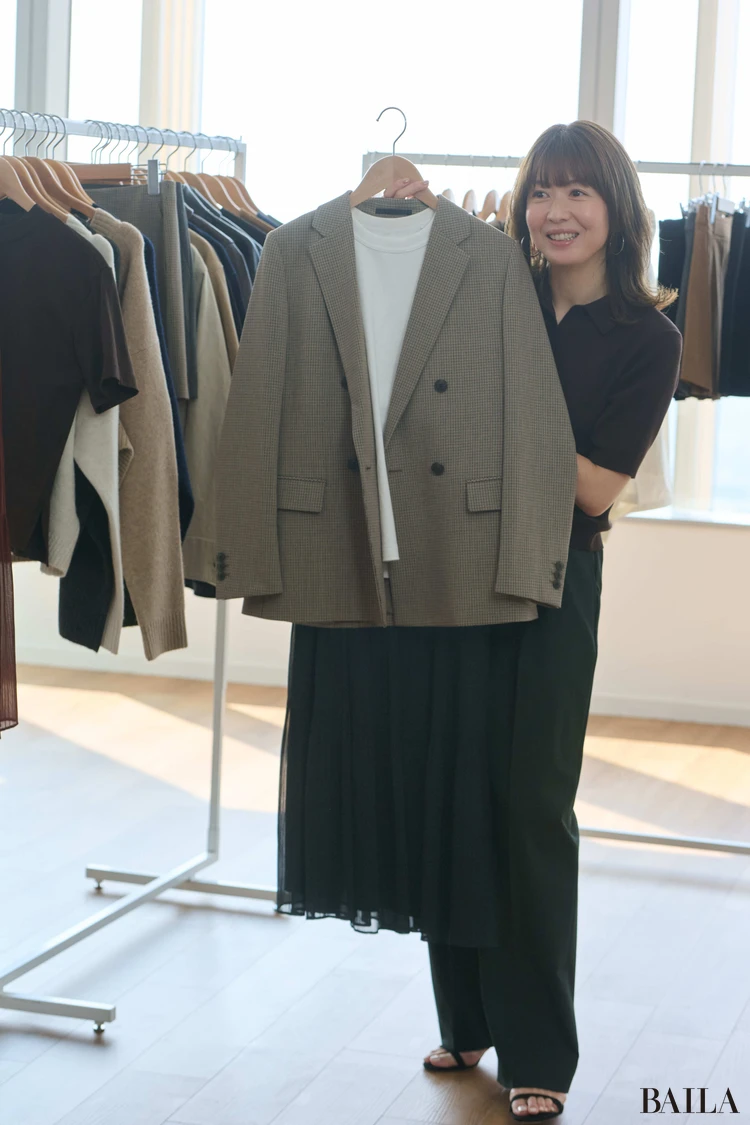 ユニクロ秋新作のダブルジャケットとTシャツ、スカートの組み合わせ