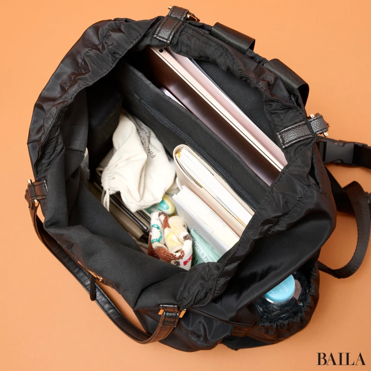 カランシエル 2way リュックサック トート バッグ 収納力 通勤グッズをバッグに入れた様子