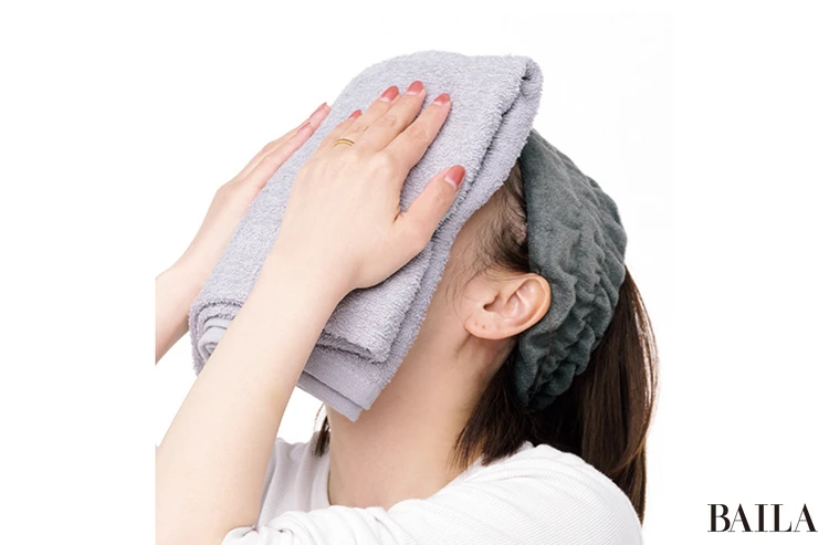 タオルを顔にのせて上向き！ そっと吸収させて