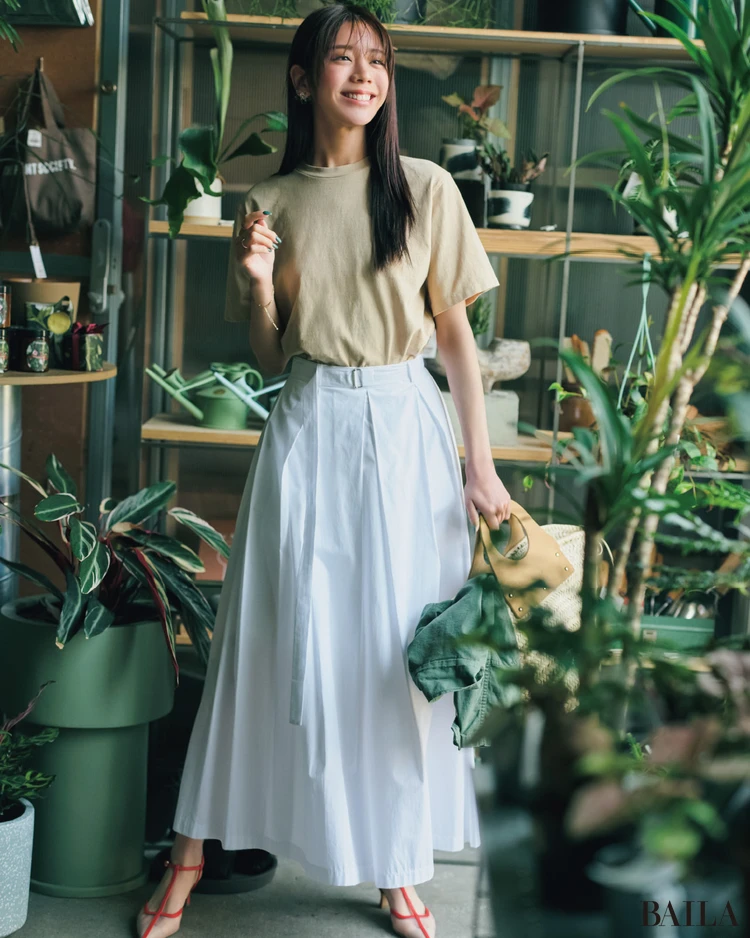 ふわりと広がるフレアスカートにベージュTが可憐にマッチ【BAILA今日のコーデ】